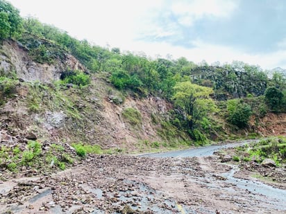 Deterioro. Las lluvias que se han registrado este año en la entidad han provocado un daño considerable en los tramos carreteros de la Sierra, específicamente en el municipio de Mezquital.