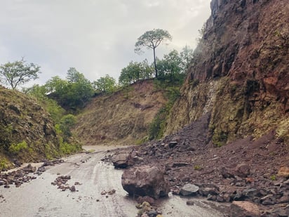 Piedras. Hay piedras de distintos tamaños que los mismos habitantes retiran.