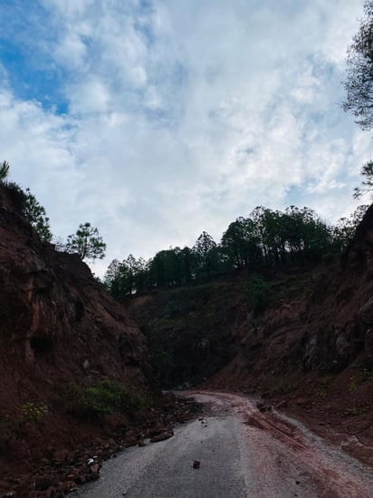 Condiciones. Varios tramos carreteros están cubiertos de lodo, lo que representa un riesgo.