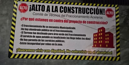 Molestia. Los vecinos han colocado lonas para manifestar su rechazo de la construcción de edificios en la zona.