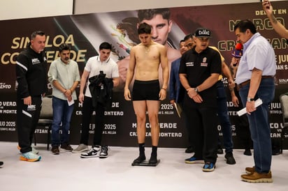 La ceremonia de pesaje se dio este viernes, con ambos peleadores cumpliendo con el protocolo.