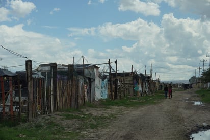 Robo de luz. Son viviendas de materiales frágiles que han generado sus propios postes de luz y conexiones improvisadas.