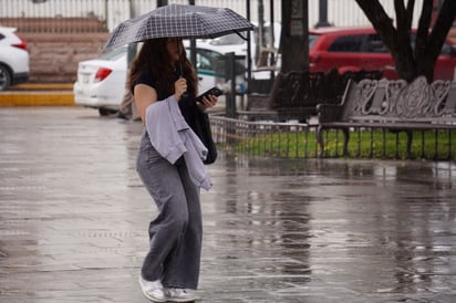 Necesario. El paraguas tiene que ser un artículo de uso diario y que no puede faltar cada vez que se sale a la calle o se acuda al Centro o a cualquier lugar, porque no se sabe cuándo y a qué horas lloverá en la ciudad.