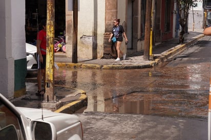 Calle Pino Suárez, a la altura de Carlos Leon de la Peña, en la Zona Centro.