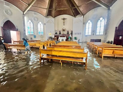Agua. Pasaron varias horas antes de que pudieran sacar toda el agua.