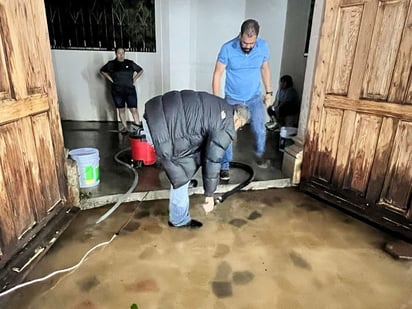 Solidarios. De inmediato, la comunidad acudió al auxilio, para ayudar a sacar el agua.