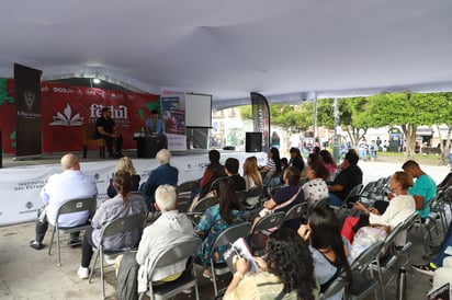 El conversatorio atrajo a un número destacado de asistentes que, bajo el marco de la Fedul, escucharon reflexiones sobre fútbol, política y cultura.