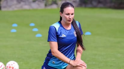 La jugadora inglesa ya se ha estrenado con la casaca celeste en los últimos entrenamientos del Cruz Azul, y su fichaje ilusiona.