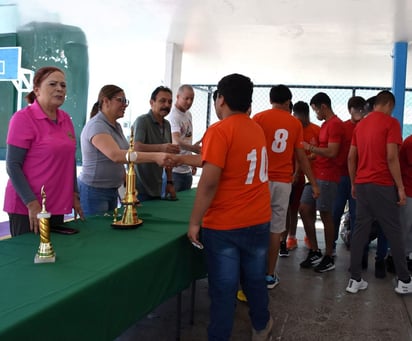 Premiación. Se entregaron trofeos a los ganadores del cuadrangular deportivo.