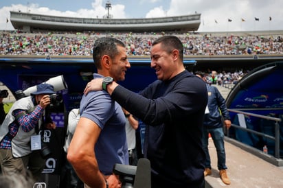 Antes compañeros, ahora rivales; así fue el recibimiento entre Efraín Juárez y Jaime Lozano.