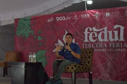 El escritor Balam Rodrigo durante su participación en la Tercera Feria Duranguense del Libro.