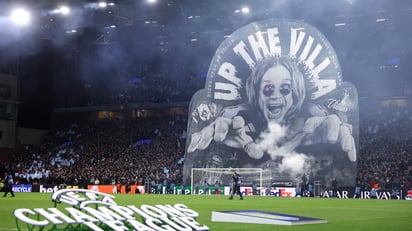 En el partido entre el Aston Villa y el Celtic por la Champions League, los aficionados del conjunto de Birmingham rindieron tributo a Ozzy con este tifo.