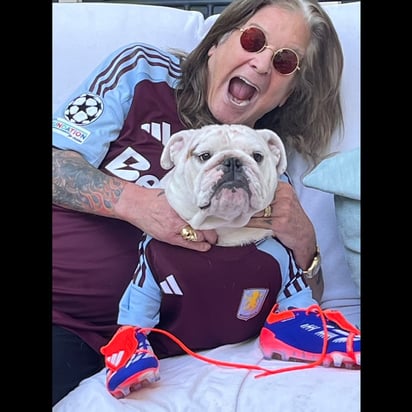 El 'Príncipe de las Tinieblas' solía vivir los partidos del Villa con suma emoción. Esta fotografía fue publicada en su Instagram después de que los Villanos derrotaran al Bayern München en la Champions League.