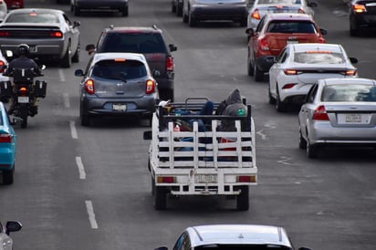 De regreso a casa. En los trabajos de construcción, se acostumbra que el patrón lleve a sus trabajadores al punto de reunión para evitar caminar bajo el sol.
