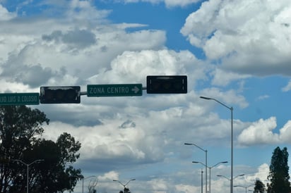Semáforos fallando. En calles de alta velocidad, se ha visto cómo los semáfores presentan fallas en su funcionamiento, ocasionando más tráfico y mayores problemas para los ciudadanos de a pie.
