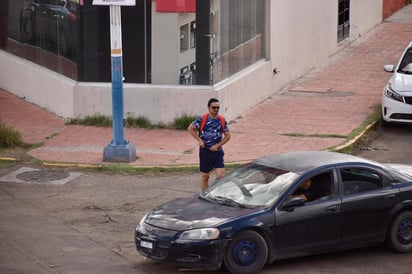 Dificultades para cruzar. Los transeúntes pueden llegar a presentar problemas para caminar en las calles gracias a la poca amabilidad de los conductores.