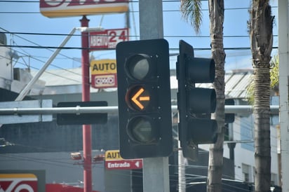 ¿Será prudente?. Usuarios constantemente se preguntan si en cuanto la luz amarilla se enciende pueden pasar; sin embargo, esto ya cuenta como infracción.
