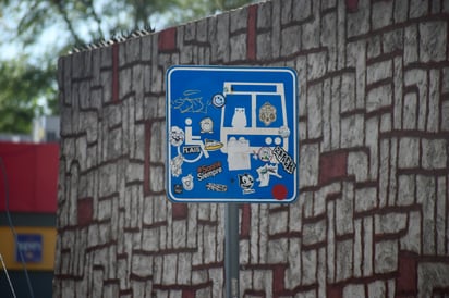 Señaléticas vandalizadas. Así como este poste, existen varios dentro del corazón de la ciudad, que cuentan con evidentes marcas de vandalismo.