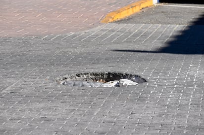 Registros hundidos. Varios carros se han visto dañados por la caída que este tipo de anomalías generan.