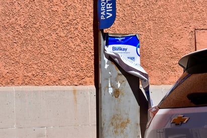 Parquímetros. Los postes colocados para indicar cómo se deben de pagar los cajones de estacionamiento también han sufrido daños.