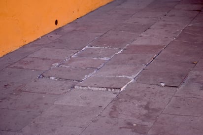 Un camino tembloroso. Existen partes que, gracias al deterioro y uso, se vuelven peligrosas para andar si no se camina con cuidado.