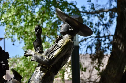 Sin espada. Al igual que el toro, gran parte de las esculturas y estatuas en el paseo Alamedas y Centro Histórico han sido despojados de varios elementos