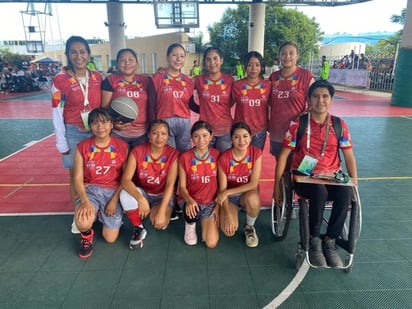 Entrenador. Dirige a un equipo femenil; son jovencitas de la zona indígena.