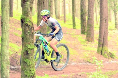 Garra. Pese a que la pista fue dura y llena de obstáculos, la ciclista duranguense logró sobreponerse con táctica y precisión.