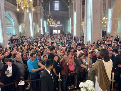 Multitud. En la Catedral de Durango, decenas de católicos recibieron la reliquia de un brazo del apóstol de Cristo. 