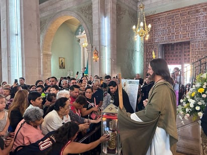 Devoción. Los asistentes buscaban acercarse para tocar la vitrina donde se encuentra la reliquia. 
