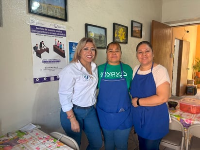 La directora de C.A.S.A., Mayra Liliana Marrufo Sada y dos encargadas del área de cocina donde  día con día alimentan a quien lo necesita.