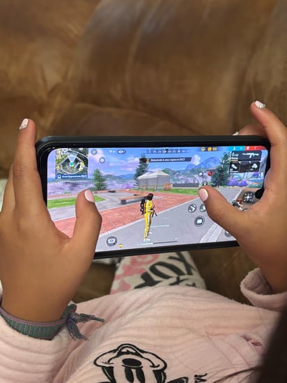 Supervisión. Los niños no tendrían por qué tener un celular; y menos, redes sociales. 