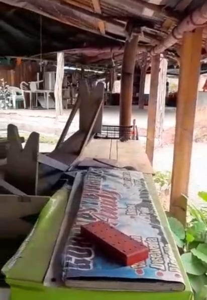 Muebles. Bancas, sillas, algunos utensilios y hasta refrigeradores quedan en el sitio.

