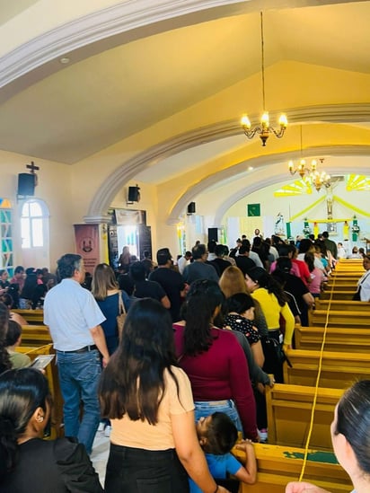 Devoción. Con una gran carga emocional, y algunos hasta física, acudieron católicos con su petición o agradecimiento especial.








