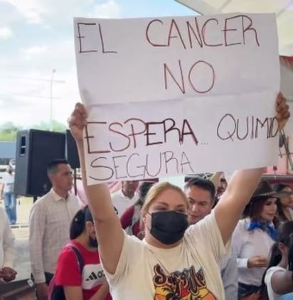 Manifestación. Las madres se manifestaron en el evento de la subasta ganadera.