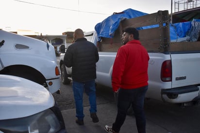 Buena compañía. Elías, en su mayoría de veces, acude a los mercados con Tony, su socio que le ayuda a crecer día tras día.