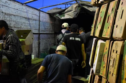 Gente trabajadora. Los más de 5 pasillos que tiene este mercado, está lleno de camionetas, carros y trailers con mercancia que es subida y bajada sin parar por los trabajadores.
