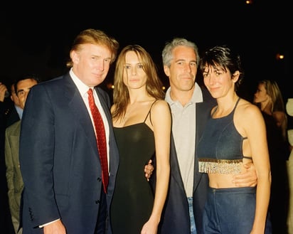 Las fotos de Donald Trump con Jeffrey Epstein han resurgido en diversas protestas.