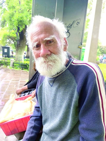 Rostro. José Martín es la persona encargada de acomodar los libros en esta singular banca.