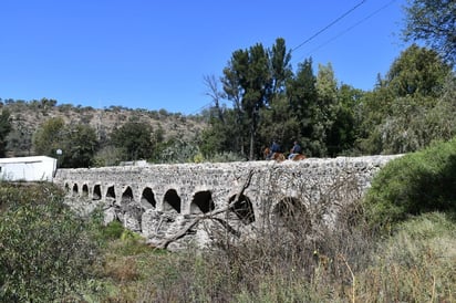 Puente de Navacoyan. También conocido como el puente que construyó el Diablo, pertenece al siglo XVIII.