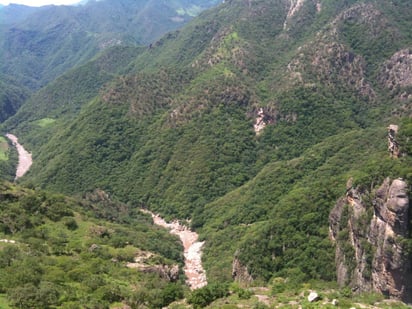 Culto. En el Cañón del Baluarte se hallaron cuevas con entierros humanos de hace siglos.