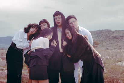 Ricartti busca romper esquemas no solo a través de las obras, sino también a través del talento presente en la muestra.