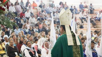 Acompañamiento. En varios tramos de la peregrinación, el arzobispo Faustino Armendáriz estuvo presente.

