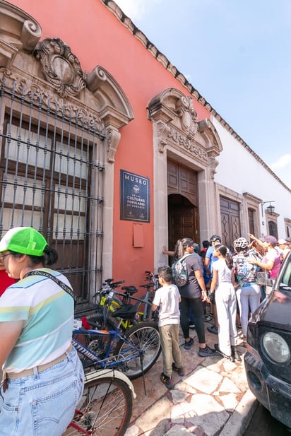 Personas de todas las edades se hicieron presentes en esta muestra artística.