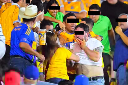 La violencia nuevamente se desató en el Estadio Universitario de Nuevo León, entre aficionados felinos y azulcremas.