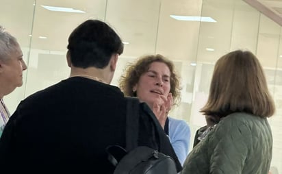 Fotografía publicada recientemente de Beatriz Gutiérrez Müller y su hijo, José Ernesto López Gutiérrez, a quien se le ve de espaldas.