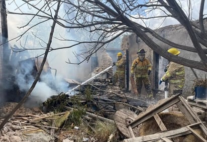 Movilización. Los Bomberos atendieron el incendio suscitado en una propiedad ubicada en la colonia San Isidro, en plena ciudad de Lerdo.