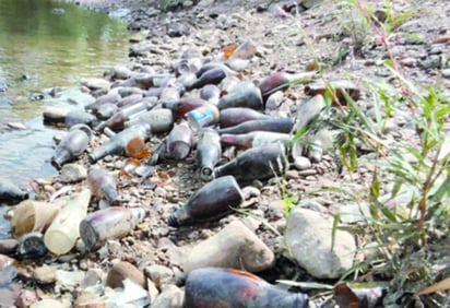 Lo que nunca falta entre la basura que se detecta en el río Tunal son las latas o envases de cerveza.