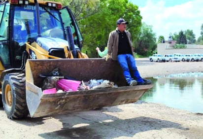 Mucha basura es la que se logró sacar durante la mañana del viernes en las orillas del Tunal.
