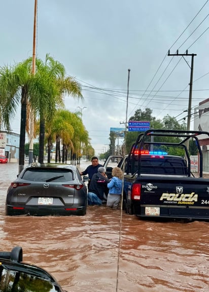 Vehículo varado. Brindaron ayuda a unas personas que se quedaron varadas en su vehículo en el fraccionamiento San Juan.